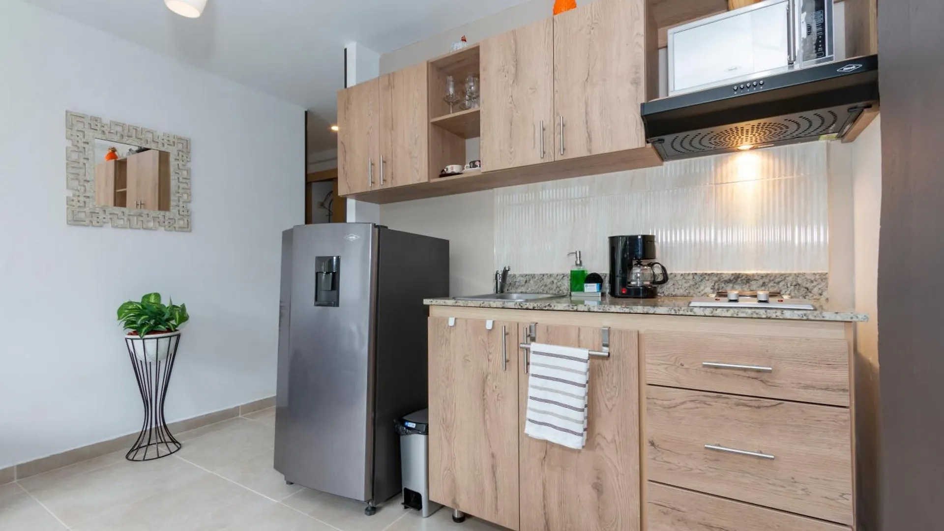 Apartamento Central En Zona Comercial Medellin 0*,